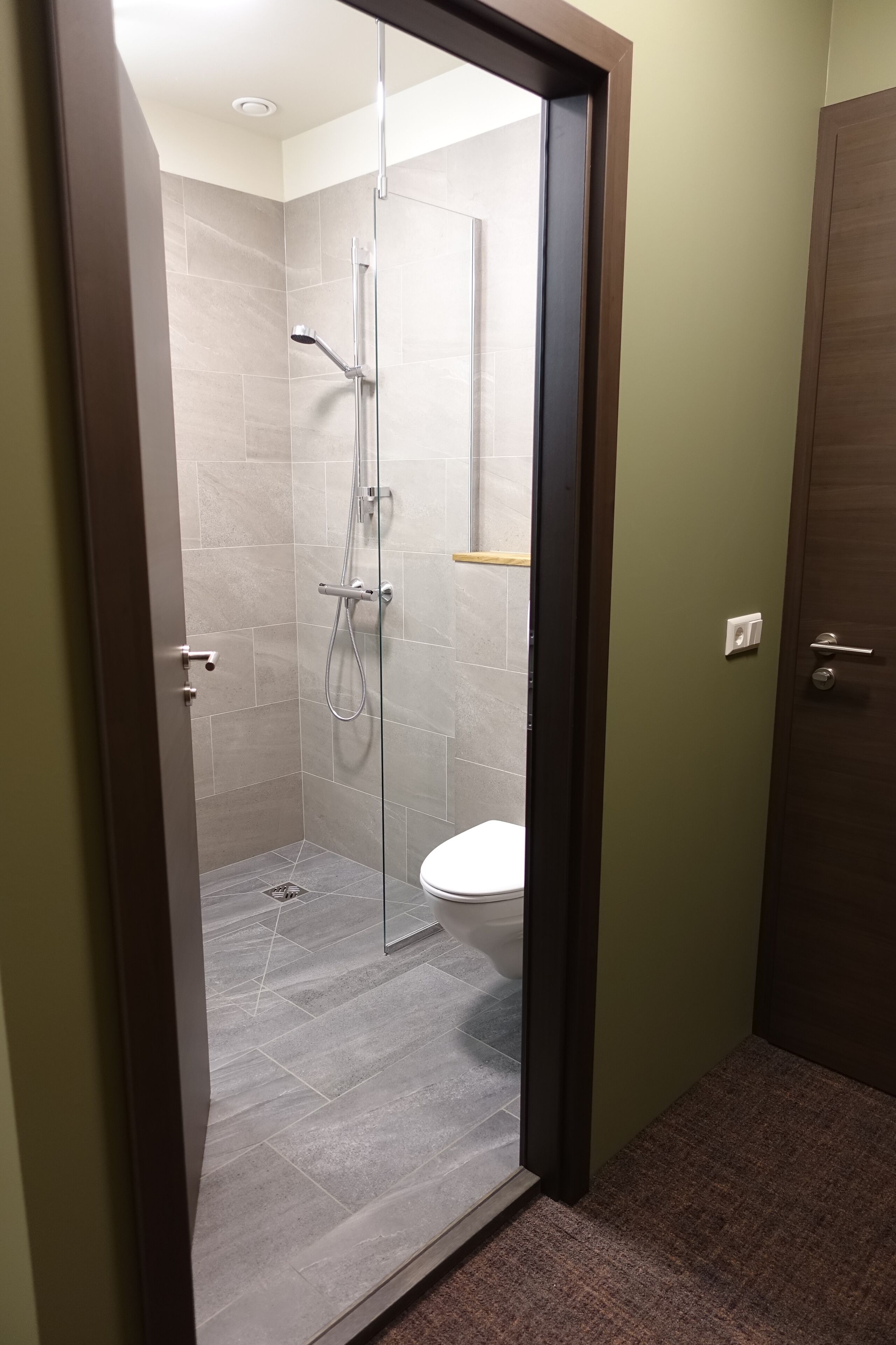 standard double or twin room | bathroom | shower, hair dryer, heated floors, towels