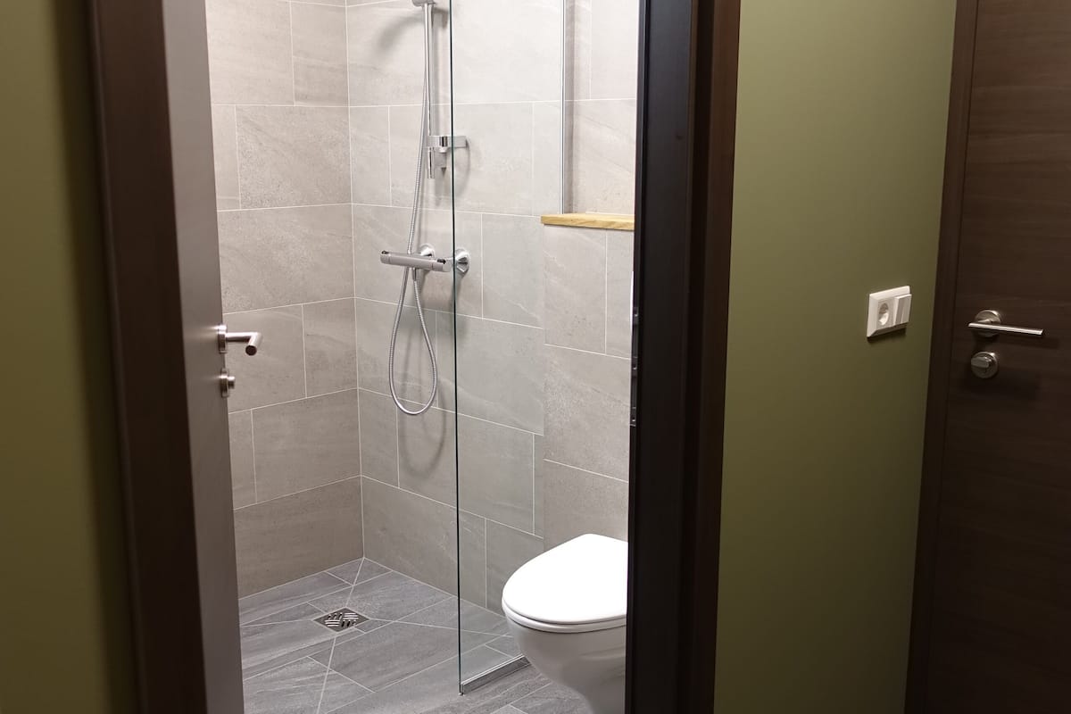 standard double or twin room | bathroom | shower, hair dryer, heated floors, towels