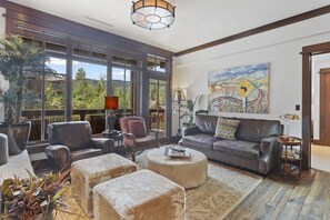 Televisión y chimenea 