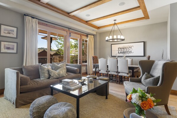 Televisión y chimenea 