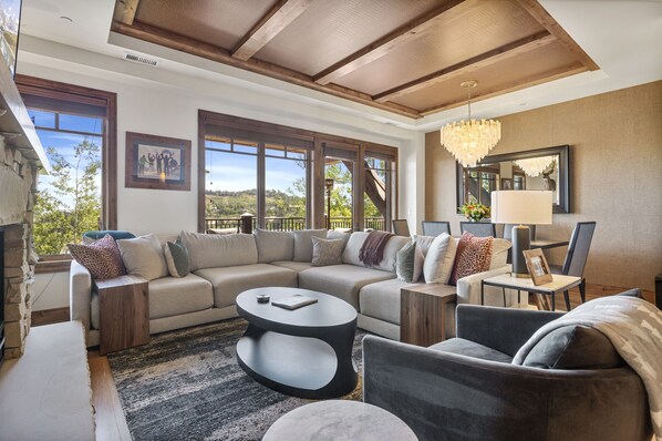 Televisión y chimenea 