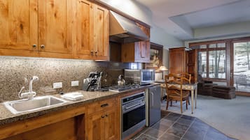 Fridge, microwave, oven, coffee/tea maker