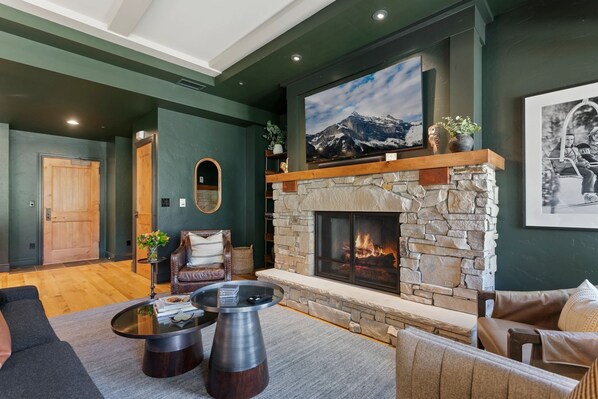 Télévision, cheminée