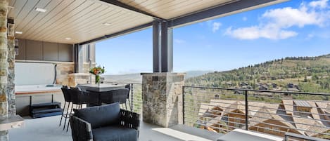 Banyera d'hidromassatge a l'aire lliure