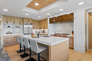 Kjøleskap, mikrobølgeovn, ovn og oppvaskmaskin