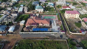 Exterior - Perfect Vacation Home with hot tub, 24/7 security, WiFi, Swimming Pool, etc.. (Greater Accra)