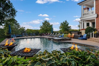 Resort Pickleball Pool Hot Tub Theater Arcade Golf