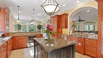 KylskÄp, mikrovÄgsugn, ugn och spishÀll