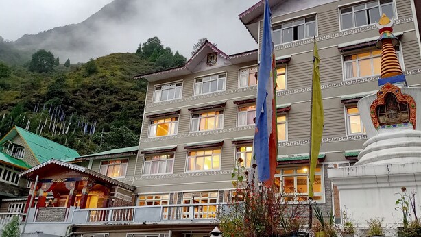 Un edificio de varios pisos con arquitectura tradicional, que incluye balcones y un patio central.