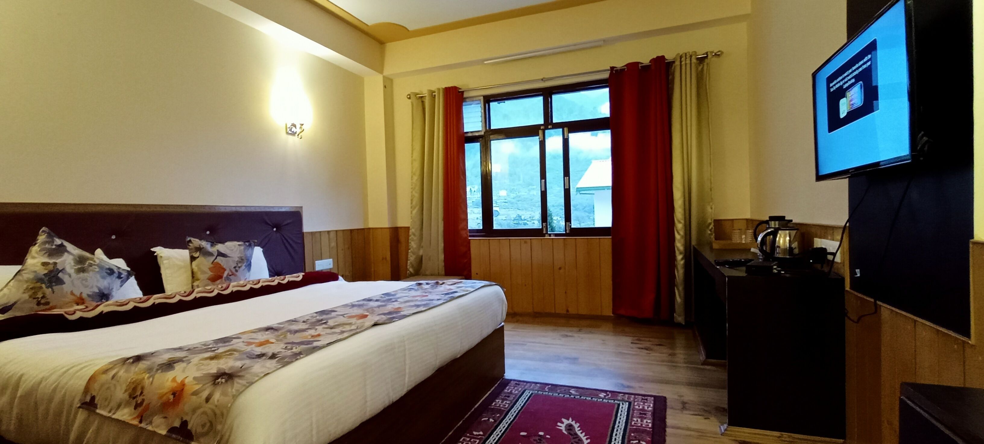 Hochwertige Bettwaren, Daunenbettdecken, Schreibtisch, Bettwäsche