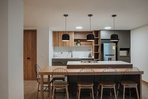 Kjøleskap, mikrobølgeovn, ovn og kokeplater