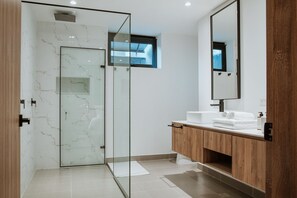Bañera, secador de pelo, toallas, jabón