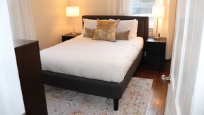 1 bedroom, desk, iron/ironing board, WiFi - 1BR Apartment - Walk to Shops - Downtown OAK PARK (Oak Park)