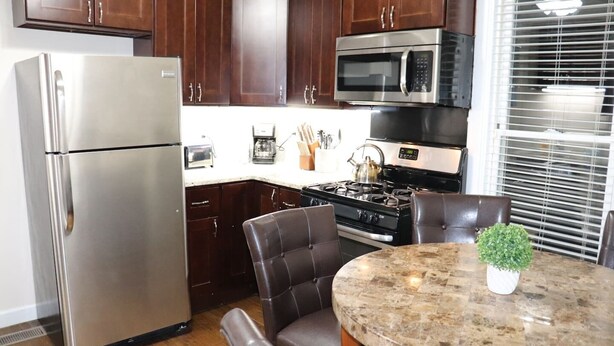 Coffee/tea maker, fridge, microwave, oven - 1BR Apartment - Walk to Shops - Downtown OAK PARK (Oak Park)