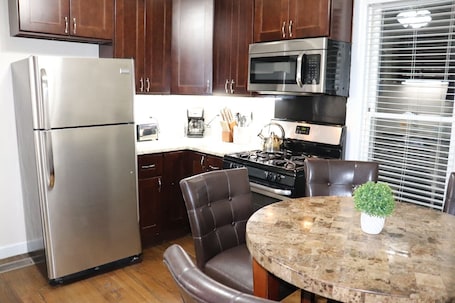 Kühlschrank, Mikrowelle, Ofen, Herdplatte. 1BR Apartment - Walk to Shops - Downtown OAK PARK