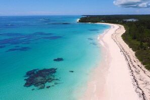 Playa en los alrededores, camastros y toallas de playa