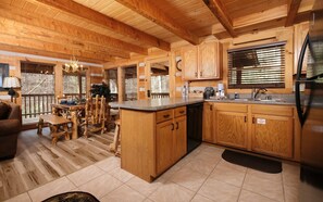 Fridge, microwave, oven, stovetop - Viva La Vino - Ask About Free Attraction Tickets! (Gatlinburg)