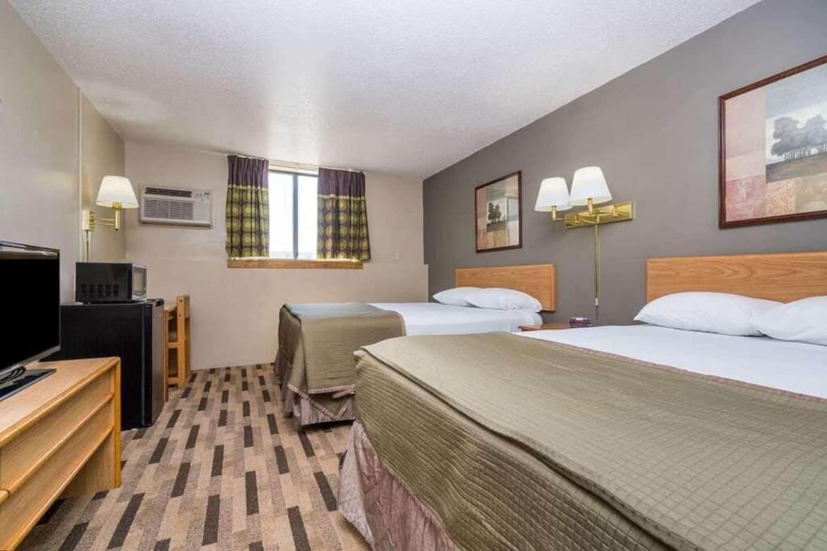 double room | hypo-allergenic bedding, desk, free wifi, bed sheets