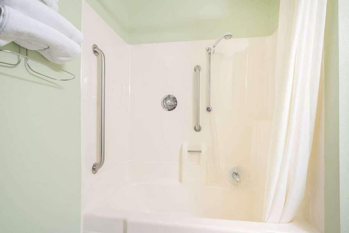 combined shower/bathtub, free toiletries, towels