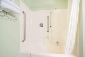 Combined shower/tub, free toiletries, towels - Bison Inn and Suites (Fargo)