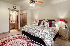 8 makuuhuonetta, silitysrauta/-lauta, ilmainen Wi-Fi, vuodevaatteet