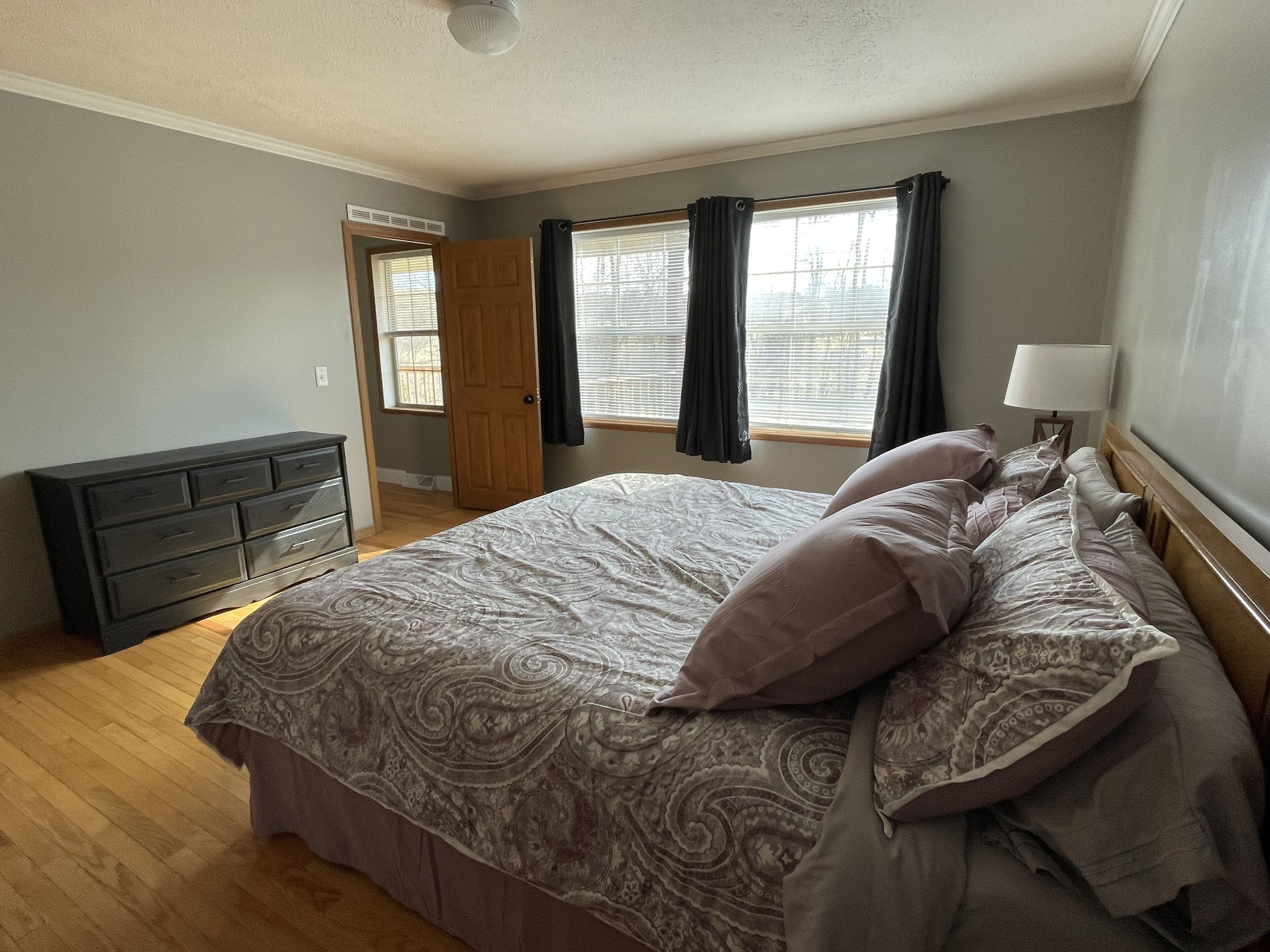 3 habitaciones, tabla de planchar con plancha y cuna de viaje 