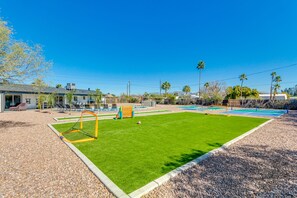 A well-maintained outdoor sports area with a soccer goal, a volleyball net, and a pool table. - Scottsdalestays Sleep 22 Multimillion Acre Resort-Big Pool, Spa-Best Area/Yard. (Scottsdale)