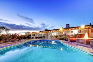 A heated pool - Scottsdalestays 6BR Million+ Pool-Spa-Sports Courts-Best Golf-Dine-Event Area. (Scottsdale)