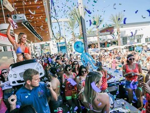 A crowded outdoor event with people celebrating, confetti in the air, and a blue balloon. - Scottsdalestays Sleep 22 Multimillion Acre Resort-Big Pool, Spa-Best Area/Yard. (Scottsdale)
