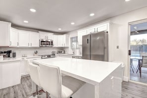 Fridge, microwave, oven, stovetop - 40% OFF ScottsdaleStays 6BR Acre Resort-Big Pool, Spa & Pickleball (Scottsdale)