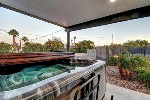 Outdoor spa tub - Scottsdalestays 6BR Million+ Pool-Spa-Sports Courts-Best Golf-Dine-Event Area. (Scottsdale)