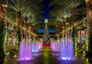 A Christmas tree in the center of a fountain surrounded by palm trees. - Scottsdalestays Sleep 22 Multimillion Acre Resort-Big Pool, Spa-Best Area/Yard. (Scottsdale)