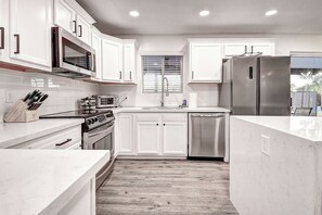 Fridge, microwave, oven, stovetop - Scottsdalestays 6BR Million+ Pool-Spa-Sports Courts-Best Golf-Dine-Event Area. (Scottsdale)