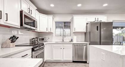 Scottsdalestays 6BDRM Million+ Sleep 22 Estate-Central, Pool-Spa-Sports Courts.