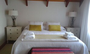 3 bedrooms, WiFi, bed sheets - Swiss Chalet-like Home (Temuco)