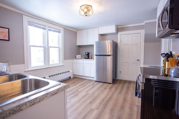 Een koelkast, een microgolfoven, een oven, een kookplaat