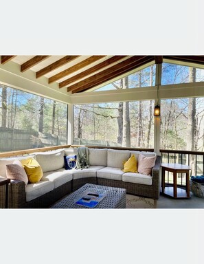 Smart-TV, DVD-spiller, bøker og filmbibliotek