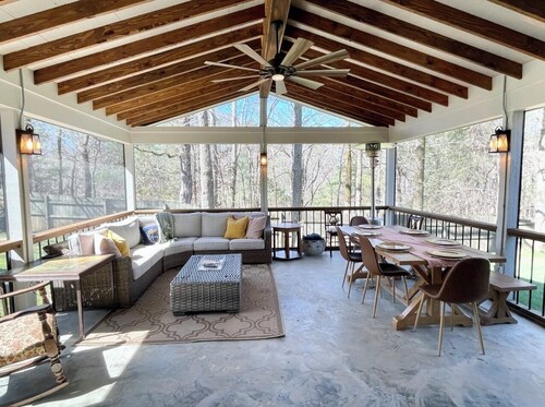 Quiet Home in the Woods, Minutes to Campus with a Gorgeous Back Porch! 