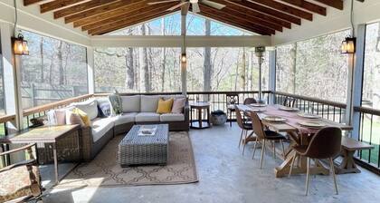 Quiet Home in the Woods, Minutes to Campus with a Gorgeous Back Porch!