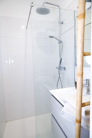 Shower, hair dryer, towels, toilet paper - L'ETANG DES CIGALES : Cosy, bright studio, natural pool, sleeps 2 (Uchaux)