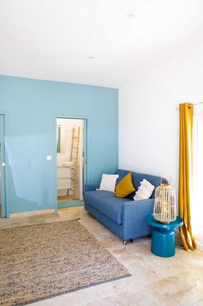 Interior - L'ETANG DES CIGALES : Cosy, bright studio, natural pool, sleeps 2 (Uchaux)