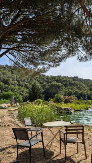 Outdoor dining - L'ETANG DES CIGALES : Cosy, bright studio, natural pool, sleeps 2 (Uchaux)