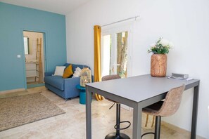 Dining - L'ETANG DES CIGALES : Cosy, bright studio, natural pool, sleeps 2 (Uchaux)