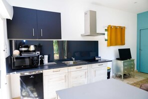 Fridge, microwave, stovetop, coffee/tea maker - L'ETANG DES CIGALES : Cosy, bright studio, natural pool, sleeps 2 (Uchaux)