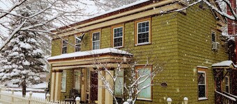 Quaint & Cozy Guest House on Main St., park & walk downtown, Wi-Fi available.