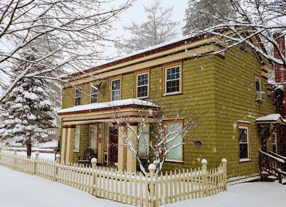 Quaint & Cozy Guest House on Main St., park & walk downtown, Wi-Fi available.