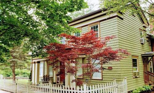 Quaint & Cozy Guest House on Main St., park & walk downtown, Wi-Fi available.