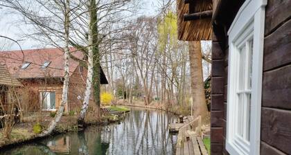 Traumhaftes Ferienhaus im Spreewald mit Blockbohlensauna direkt am FlieĂ