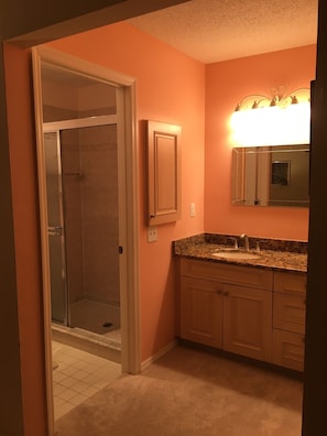 Bathtub, towels
