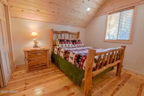 4 bedrooms, iron/ironing board, travel cot, free WiFi - Bear Pine Cabin with Porch & Deck! (Pinetop)